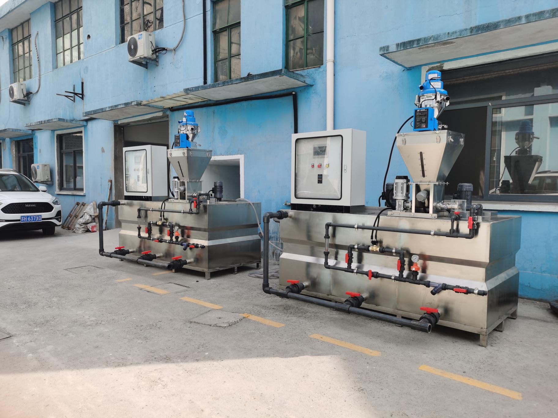 本機小巧玲瓏，主要由1、電控系統，2、料斗，3、定量干粉投加器，  4、攪拌機，5、溶液箱，6、排空系統，7、給水系統組成